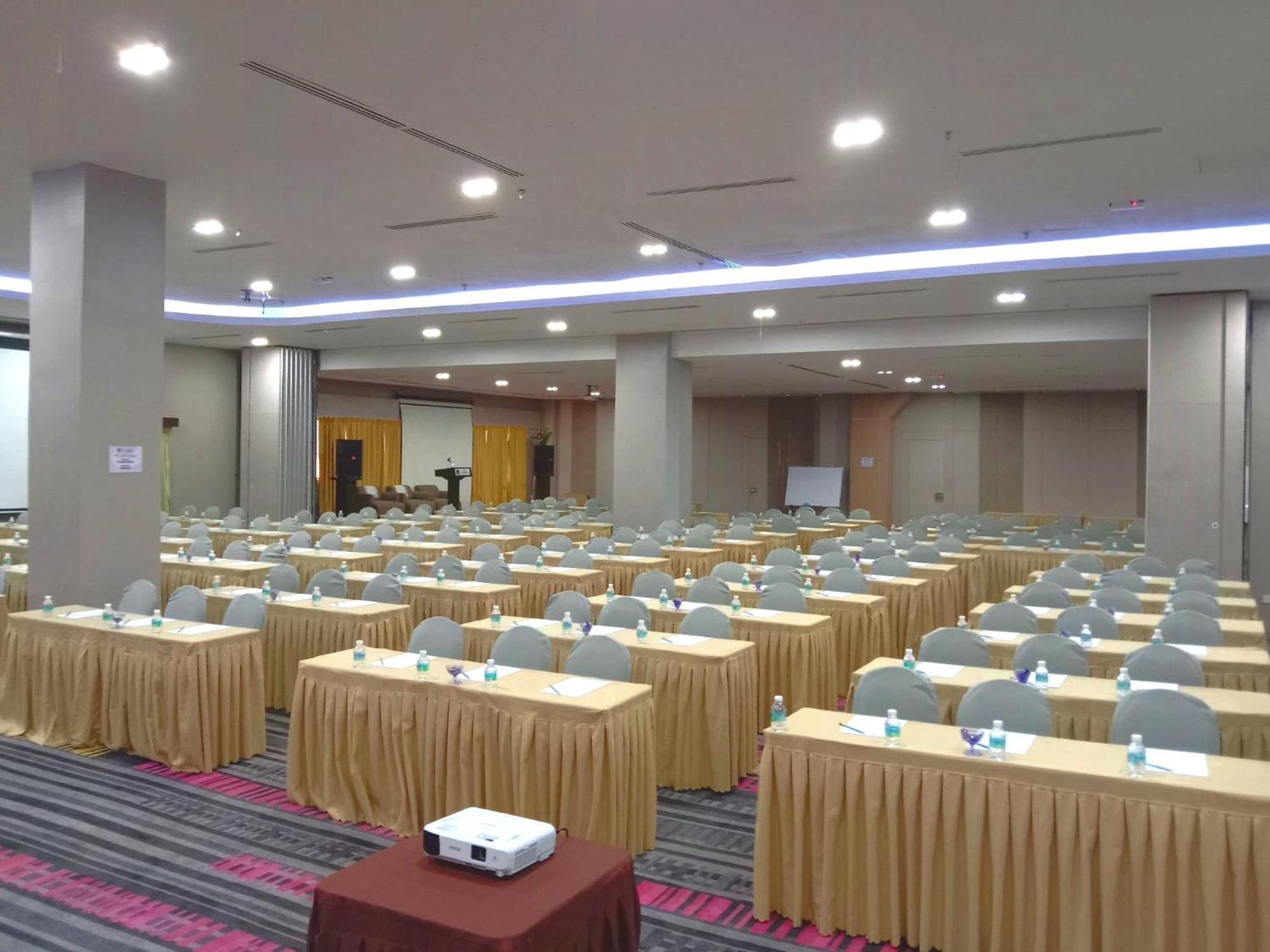 Langkasuka Express Hotel Kuah Luaran gambar